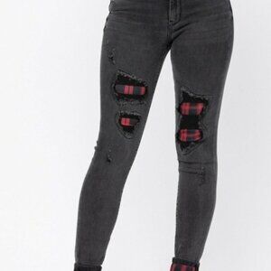 Judy Blue Skinny Fit Mid Rise Black Destroyed Buffalo Plaid Patch Jeans 15/32